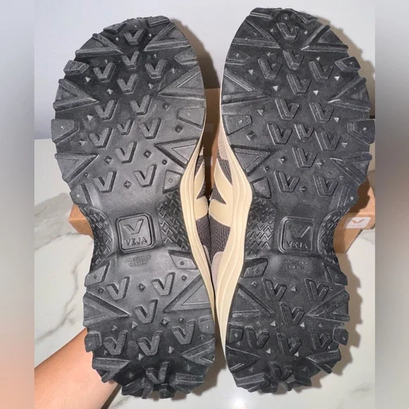 Veja Venturi Black and White Sneakers Sz 7 - Picture 5 of 9